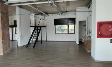 Arriendo Local comercial/185mts2/doble altura/vitrina/Av. Kennedy/Vitacura