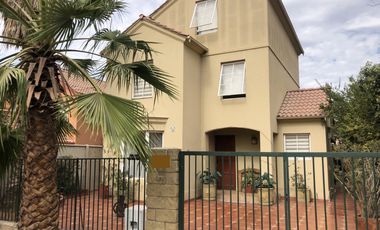 VENDE CASA 3 PISOS, 4 DORM, 3 BAÑOS, 2 SALAS, VALLE LO CAMPINO, QUILICURA