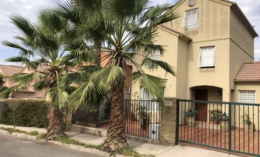 VENDE CASA 3 PISOS, 4 DORM, 3 BAÑOS, 2 SALAS, VALLE LO CAMPINO, QUILICURA