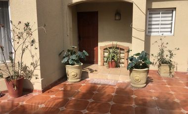 VENDE CASA 3 PISOS, 4 DORM, 3 BAÑOS, 2 SALAS, VALLE LO CAMPINO, QUILICURA