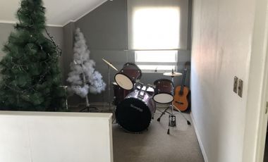 VENDE CASA 3 PISOS, 4 DORM, 3 BAÑOS, 2 SALAS, VALLE LO CAMPINO, QUILICURA