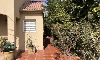 VENDE CASA 3 PISOS, 4 DORM, 3 BAÑOS, 2 SALAS, VALLE LO CAMPINO, QUILICURA