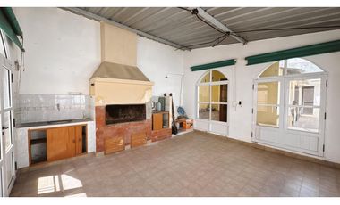 EN VENTA CASA 2 DORMITORIOS CALLE 25 DE MAYO ZONA CENTRICA