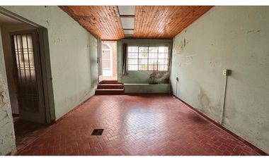 EN VENTA CASA 2 DORMITORIOS CALLE 25 DE MAYO ZONA CENTRICA