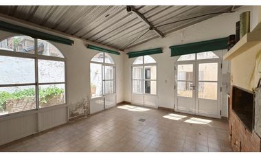 EN VENTA CASA 2 DORMITORIOS CALLE 25 DE MAYO ZONA CENTRICA