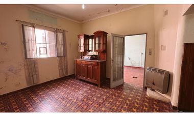 EN VENTA CASA 2 DORMITORIOS CALLE 25 DE MAYO ZONA CENTRICA