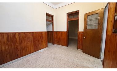 EN VENTA CASA 2 DORMITORIOS CALLE 25 DE MAYO ZONA CENTRICA