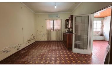 EN VENTA CASA 2 DORMITORIOS CALLE 25 DE MAYO ZONA CENTRICA