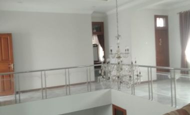 Di sewakan rumah mewah tanjung duren 5KT carpot luas posisi hoek