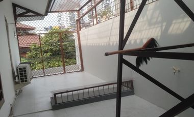 Di sewakan rumah mewah tanjung duren 5KT carpot luas posisi hoek