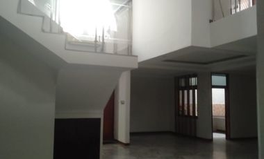 Di sewakan rumah mewah tanjung duren 5KT carpot luas posisi hoek