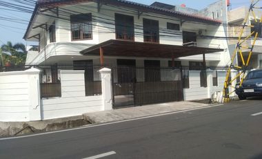 Di sewakan rumah mewah tanjung duren 5KT carpot luas posisi hoek