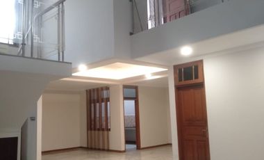 Di sewakan rumah mewah tanjung duren 5KT carpot luas posisi hoek