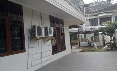 Di sewakan rumah mewah tanjung duren 5KT carpot luas posisi hoek