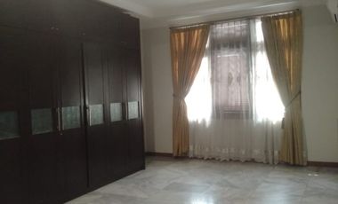Di sewakan rumah mewah tanjung duren 5KT carpot luas posisi hoek