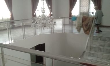 Di sewakan rumah mewah tanjung duren 5KT carpot luas posisi hoek
