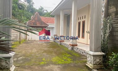 disewakan terdapat 3 bangunan bisa digunakan kantor maupun rumah