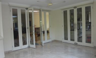 DISEWAKAN RUMAH DI CILANDAK, JAKSEL LT.725m2 ADA SWIMMING POOL