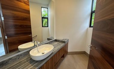 Casa en venta con vista a campo y lago en la privada Kilil, Yucatán Country Club