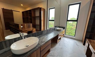 Casa en venta con vista a campo y lago en la privada Kilil, Yucatán Country Club