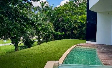 Casa en venta con vista a campo y lago en la privada Kilil, Yucatán Country Club