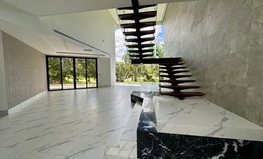Casa en venta con vista a campo y lago en la privada Kilil, Yucatán Country Club