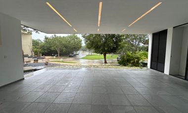Casa en venta con vista a campo y lago en la privada Kilil, Yucatán Country Club