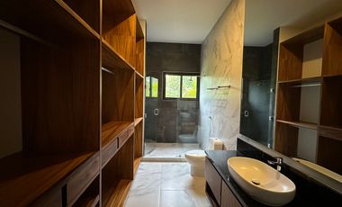 Casa en venta con vista a campo y lago en la privada Kilil, Yucatán Country Club