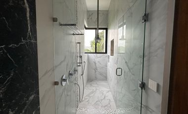 Casa en venta con vista a campo y lago en la privada Kilil, Yucatán Country Club