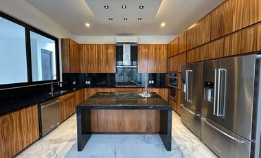 Casa en venta con vista a campo y lago en la privada Kilil, Yucatán Country Club