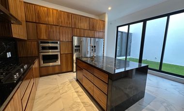 Casa en venta con vista a campo y lago en la privada Kilil, Yucatán Country Club