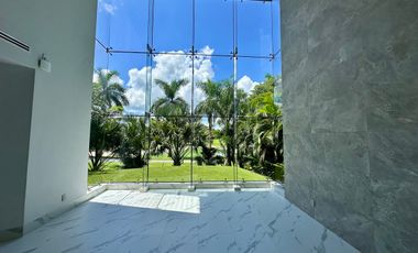 Casa en venta con vista a campo y lago en la privada Kilil, Yucatán Country Club