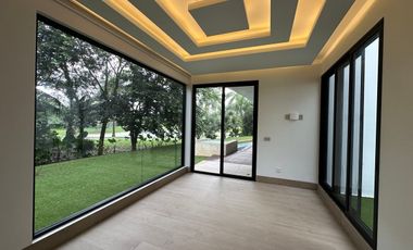 Casa en venta con vista a campo y lago en la privada Kilil, Yucatán Country Club