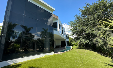 Casa en venta con vista a campo y lago en la privada Kilil, Yucatán Country Club