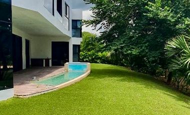 Casa en venta con vista a campo y lago en la privada Kilil, Yucatán Country Club