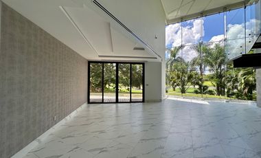 Casa en venta con vista a campo y lago en la privada Kilil, Yucatán Country Club