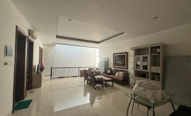 Jual Cepat Rumah Mewah 2 1/4 lantai, SHM 180 m2, Tomang, Jakarta Barat