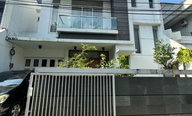 Jual Cepat Rumah Mewah 2 1/4 lantai, SHM 180 m2, Tomang, Jakarta Barat