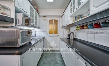 VENTA DE LUMINOSO Y AMPLIO DEPARTAMENTO, INMEJORABLE UBICACIÓN EN LA REINA CENTRAL