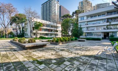 VENTA DE LUMINOSO Y AMPLIO DEPARTAMENTO, INMEJORABLE UBICACIÓN EN LA REINA CENTRAL