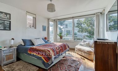 VENTA DE LUMINOSO Y AMPLIO DEPARTAMENTO, INMEJORABLE UBICACIÓN EN LA REINA CENTRAL