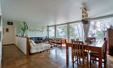 VENTA DE LUMINOSO Y AMPLIO DEPARTAMENTO, INMEJORABLE UBICACIÓN EN LA REINA CENTRAL