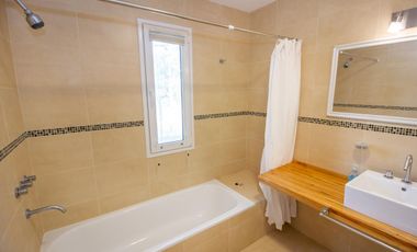 Alquiler temporal, Casa, Costa Esmeralda, barrio Golf, lote al 500