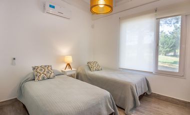 Alquiler temporal, Casa, Costa Esmeralda, barrio Golf, lote al 500