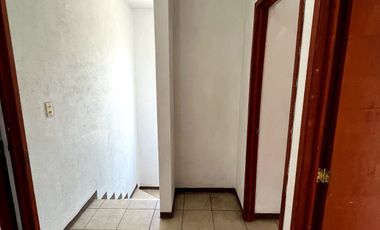 CASA EN VENTA 2 PLANTAS, 3 RECÁMARAS, 2 BAÑOS, COCHERA PARA 2 AUTOS