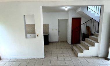 CASA EN VENTA 2 PLANTAS, 3 RECÁMARAS, 2 BAÑOS, COCHERA PARA 2 AUTOS