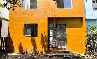 CASA EN VENTA 2 PLANTAS, 3 RECÁMARAS, 2 BAÑOS, COCHERA PARA 2 AUTOS