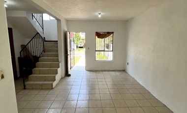 CASA EN VENTA 2 PLANTAS, 3 RECÁMARAS, 2 BAÑOS, COCHERA PARA 2 AUTOS