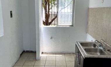 CASA EN VENTA 2 PLANTAS, 3 RECÁMARAS, 2 BAÑOS, COCHERA PARA 2 AUTOS