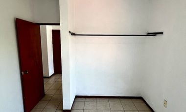 CASA EN VENTA 2 PLANTAS, 3 RECÁMARAS, 2 BAÑOS, COCHERA PARA 2 AUTOS
